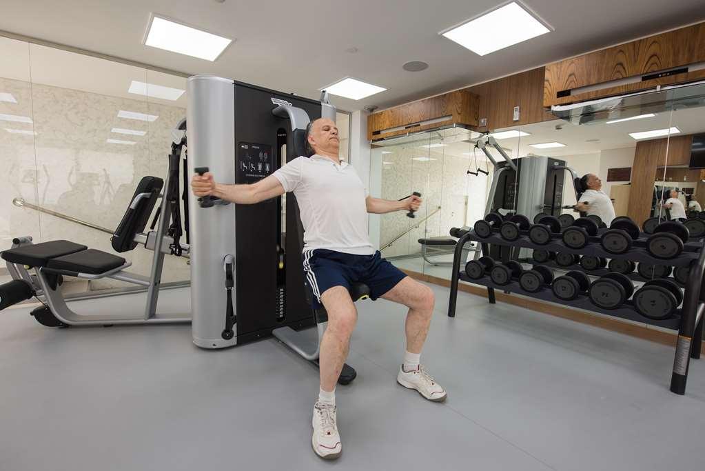 ดิ อเวนิว อะ เมอร์วับ โฮเต็ล Hotel โดฮา สิ่งอำนวยความสะดวก รูปภาพ A man using a cable machine