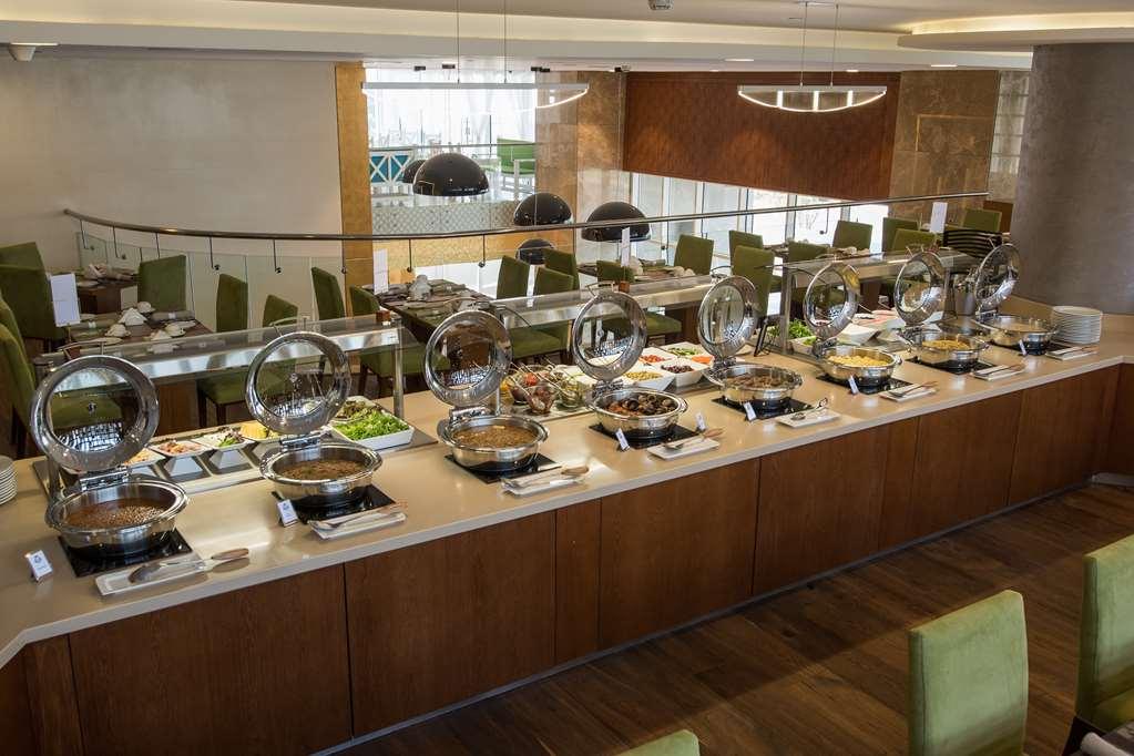 ดิ อเวนิว อะ เมอร์วับ โฮเต็ล Hotel โดฮา สิ่งอำนวยความสะดวก รูปภาพ A buffet at a hotel