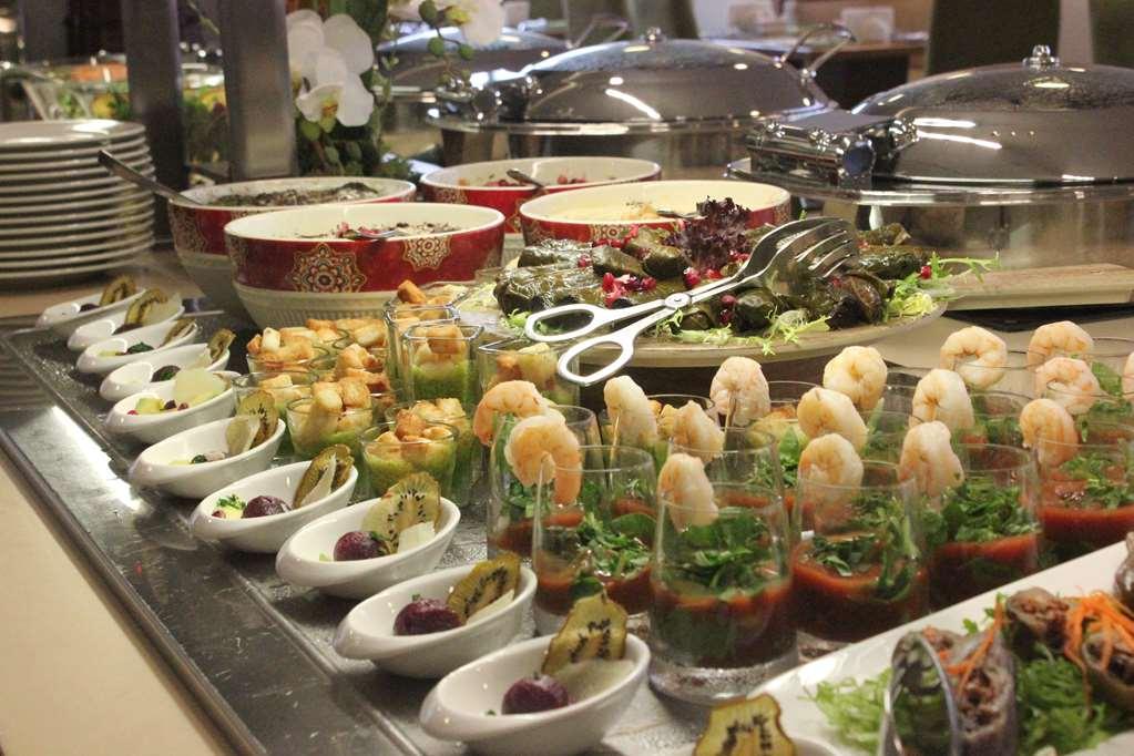 ดิ อเวนิว อะ เมอร์วับ โฮเต็ล Hotel โดฮา สิ่งอำนวยความสะดวก รูปภาพ A buffet at a hotel