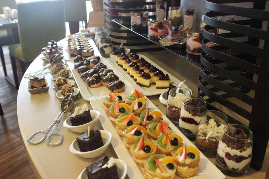 ดิ อเวนิว อะ เมอร์วับ โฮเต็ล Hotel โดฮา สิ่งอำนวยความสะดวก รูปภาพ A dessert buffet