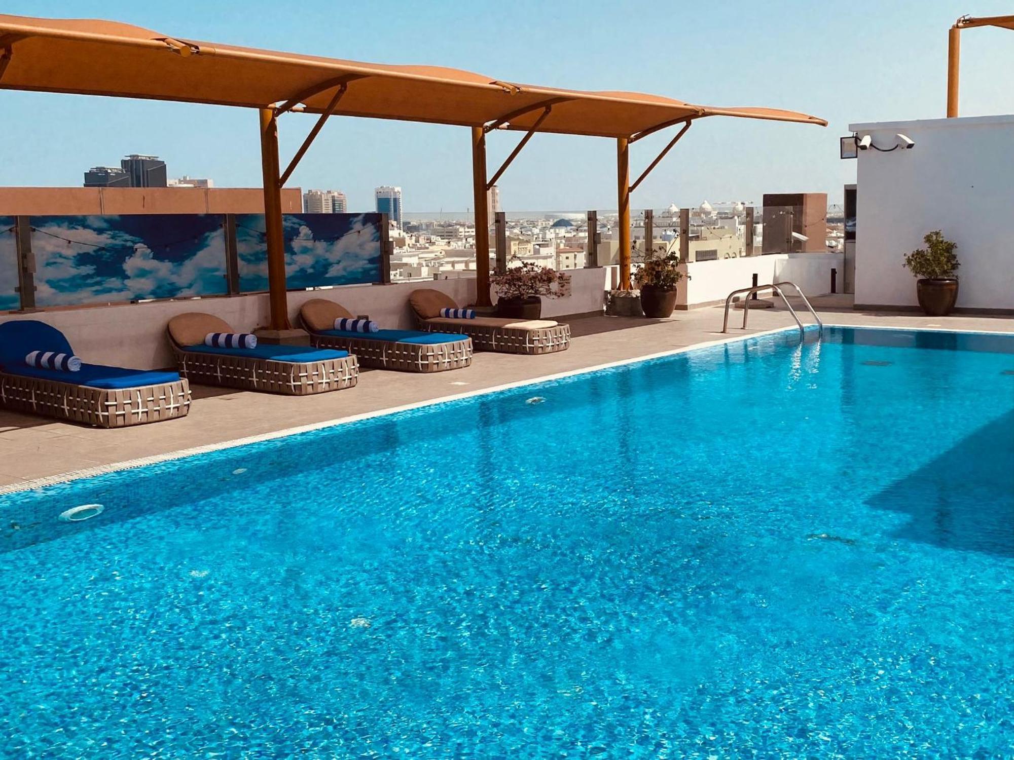 ดิ อเวนิว อะ เมอร์วับ โฮเต็ล Hotel โดฮา ภายนอก รูปภาพ Rooftop pool at the hotel